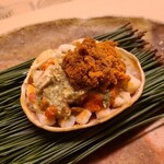 道人 - ①蒸し立てコッペ蟹(正式名:楚蟹・雌)(京都府網野産)
      身の穏やかな甘み、蟹味噌のコクと微かな苦み、蟹味噌が絡んだ内子のしっかりした旨みと甘み、それらが渾然一体とした濃い蟹の旨みが強い印象を残します 