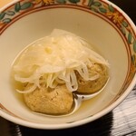 道人 - ⑫鶉のつくねと淀大根の鍋、白葱載せ
      滋養に富み軟らかな肉質とコクのある脂が魅力
      鶉の滋味が染み込んだ淀大根も白葱も◎
      お腹いっぱいだけどお代わり、もうどうにも止まらない。