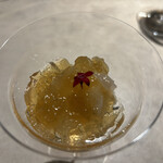 Simples - 鹿のコンソメの下にアオリイカが隠れています。