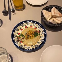Trattoria Tabule - 右:焼きたてピタブレッド
                    左:ひよこ豆とビーツの “フムス”