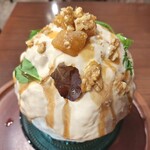 京かき氷 つみき - トップは煮りんご、くるみ、ベビーリーフ、はちみつバルサミコソース