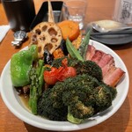 スープ・カレー・イシバ - ベジタブルカレーにブロッコリーとベーコンをトッピング