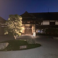 レストラン 翠葉 - 大正時代に建てられた建物に奈良公園内という立地が相まって、伝統的で重厚感あるデザイン