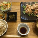 抹茶カフェハチ - 塩こうじに漬け込んだ若鶏の唐揚げ御膳1,375円