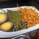 キッチン ブルー グローブ - ナポリタンのアップ