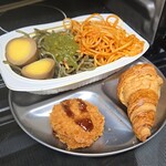 キッチン ブルー グローブ - ナポリタン、他店の黒焼きそば、クロワッサン、ソースメンチカツと共に