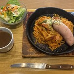 抹茶カフェハチ - 自家製糸島豚ウインナーを乗せたクラシックナポリタン1,408円