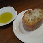 Osteria YOSHIE - 天然酵母のパンとオリーブオイルです。