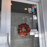 ニゲラサティバ - 入口扉に飾られたクリスマスリース