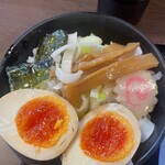 郡山大勝軒 - ライスにネギとメンマ、玉子に海苔をのせスープをレンゲ1杯入れたオリジナルミニ丼