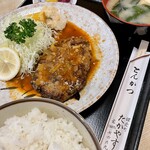 たかやす - ハンバーグ定食@1,000円　タマネギたっぷりジューシーで美味しい。 煮込み系かなと思わせるルックスに反して、カリッと焼き目の香ばしいハンバーグ。 ソースはトマトベースのものでさっぱり。こういうのもイイね！ 中から脂がジュワーッとかそういうギミックはないけれど、ちゃんと真面目なハンバーグ。