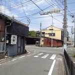 来来 - 14年5月。交差点。信号で暫く停まっていたけれど、存在に全く気付かなかった・・。( ^ ^ ;