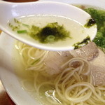 来来 - 14年5月。ラーメン1杯目。溶け出した板海苔。