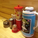 来来 - 14年5月。卓上調味料と箸立て、ポット。