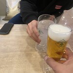 HUB's cafe - 無料のお酒で乾杯