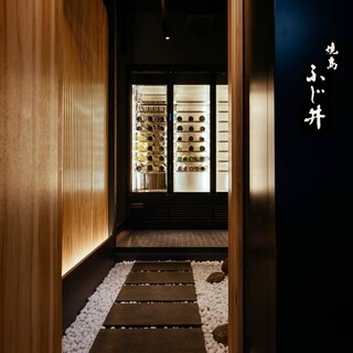 洗練されたドアは非日常への入口。扉の先にて寛ぎの時間をどうぞ