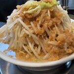 メガ豚パンチ - 本人実食、汁ありラーメン、大盛、野菜マシ、脂マシ