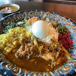 ニゲラサティバ 目黒店 - メインディッシュはチキンカレー、パリップ、副菜6種、茹で卵、バスマティライス