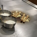 焼肉・鉄板焼ステーキ 橘通りミヤチクAPAS - ごぼうのスープ。チーズパンついてくるけどめちゃ美味しかった！