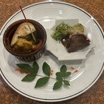 焼肉・鉄板焼ステーキ 橘通りミヤチクAPAS - お通し。右がタンソテー、左が豚軟骨。