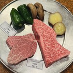 焼肉・鉄板焼ステーキ 橘通りミヤチクAPAS - 左がフィレ右がサーロイン