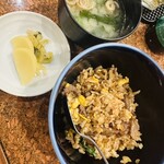 焼肉・鉄板焼ステーキ 橘通りミヤチクAPAS - 白味噌のお味噌汁とお漬物ついてきました。