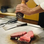 焼肉・鉄板焼ステーキ 橘通りミヤチクAPAS - 焼いていきます