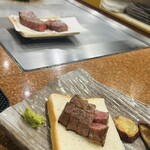 焼肉・鉄板焼ステーキ 橘通りミヤチクAPAS - 一回目お皿に乗せていただいた後も奥にまだこんなにお肉が控えてる^_^