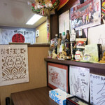 豊楽食堂 - 店内には寄せ書きなどが