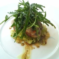 ミッシェル ナカジマ - 温かい前菜(野菜をつめた鶉のロースト、バルサミコ酢風味 セルバチコと春野菜を添えて)