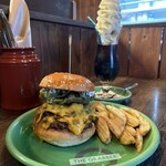 THE GRABBER hamburger pub - 『THE GRABBER CHEESE BURGER¥2,145』 『コーヒーフロート¥825』