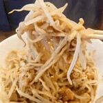 TOYOJIRO - 煮込み肉入りアブララーメン　醤油　麺100ｇ
