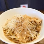 TOYOJIRO - 煮込み肉入りアブララーメン　醤油　麺100ｇ