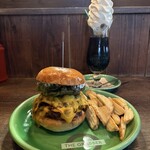 THE GRABBER hamburger pub - 『THE GRABBER CHEESE BURGER¥2,145』 『コーヒーフロート¥825』