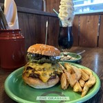 THE GRABBER hamburger pub - 『THE GRABBER CHEESE BURGER¥2,145』 『コーヒーフロート¥825』