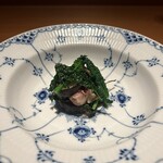 274681708 - 黒大根と黒キャベツとシャポン（去勢鶏）に黒ニンニクを添えた一品