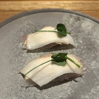 センティウ - 石鯛の上につくね芋を軽く蒸してそえている一品