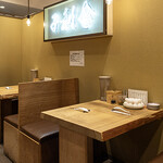 かね田 - テーブル席