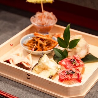 発酵食材を使った独創的な創作料理。おばんざいが種類豊富