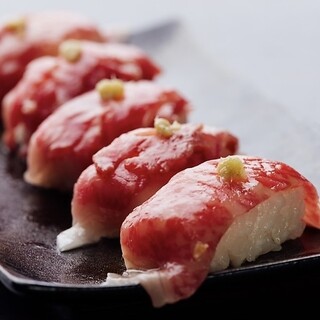 【話題沸騰中メニュー】大人気の肉寿司も種類豊富にございます◎