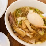 麺屋 翔 - さらっさらっの塩スープお出汁がきいてます！煮卵　メンマ　チャーシュー2枚　おネギ　たっぷり鰹節！ラードで旨み閉じ込めてあります