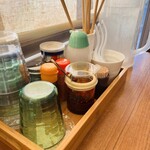 麺屋 翔 - 味変ラー油　お酢　などなど　清潔感あるテーブル