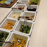 アンダものがたり - サラダが充実しているのが嬉しい　トマトが世間でお高いからたくさん食べさせてもらったわ