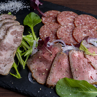 食材からこだわった自慢の料理◆黒毛和牛のローストビーフが人気