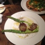 クラフトビアマーケット - 極太アスパラのポーチドエッグ乗せ 白トリュフの香り