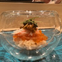 札幌 鮨 よこ田 - 《ミニグラス丼》　
                    根室産バフンウニ、噴火湾毛蟹、釧路産イクラ、イタリア産キャビア、金箔
