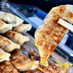 亀戸ぎょうざ - からし醤油で