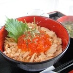 夷知床 - 鮭親子丼　いくらと鮭ほぐし身を贅沢に乗せてあります。