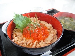 Ezogashima - 鮭親子丼　いくらと鮭ほぐし身を贅沢に乗せてあります。