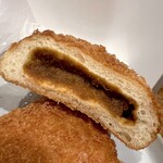 焼きたてパン工房 かえでの木 - カレーパン断面！
